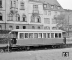 Wagen VB 3 (30), Baujahr 1902, ebenfalls zur Inselbahn nach Langeoog verkauft, steht im Bahnhof Lüdenscheid für den Abtransport bereit. Die KAE hatte bei den Beiwagen die alte Personenwagennummer in Klammern hinter die neue VB-Nummer angeschrieben, demzufolge waren z.B. der VB 1 (15) und der VB 2 (14). (25.05.1961) <i>Foto: Detlev Luckmann</i>