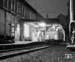 Abschied vom Personenverkehr der KAE mit dem allerletzten Personenzug (VT 2) nach Altena im Bahnhof Lüdenscheid.  (27.05.1961) <i>Foto: Detlev Luckmann</i>