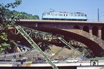 Und der gleiche Zug aus einer etwas anderen Perspektive auf der Wupperbrücke in Wuppertal-Sonnborn. (30.05.1982) <i>Foto: Joachim Bügel</i>