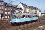 Die bekannte Häuserzeile in Wuppertal-Oberbarmen darf auch nicht fehlen. 491 001 fährt über das Ortsgleis nach Wuppertal-Langerfeld. (30.05.1982) <i>Foto: Wolfgang Bügel</i>