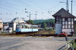 Vorläufer Abschied von dem "Gläsernen Zug" in Finnentrop. Hinter dem Stellwerk zweigt die Strecke nach Olpe nach rechts von der Ruhr-Siegstrecke ab. (30.05.1982) <i>Foto: Wolfgang Bügel</i>