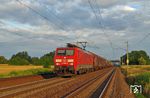 189 007 fährt vor einem Güterzug bei Leipzig-Engelsdorf in den Sommerabend. (28.06.2016) <i>Foto: Andreas Höfig</i>
