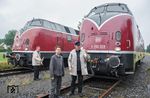 Ein Prosit auf die beiden alten Damen anlässlich des Streckenfestes Hamm-Lippborg mit Frank Schwanenberg (rechts), der maßgeblich die V 200 033 bei der Museumseisenbahn Hamm betreut. (25.06.2016) <i>Foto: Joachim Schmidt</i>