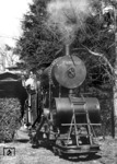 Bei Henschel in Kassel befand sich seit 1929 die für Lehrzwecke voll funktionsfähige gebaute Dampflok "Stephenson", die den angehenden Ingenieuren das Prinzip der Dampfmaschine erklären sollte. Auf dem Führerstand befindet sich Oberingenieur Böhmig, der auch viele Abnahmefahrten "richtiger" Lokomotiven begleitete. (03.1938) <i>Foto: Slg. Eisenbahnstiftung</i>