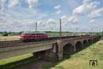 Durch die Ruhrwiesen bei Duisburg-Kaiserberg dröhnt V 160 002 mit dem "Aluzug" nach Koblenz-Lützel. (29.06.2016) <i>Foto: Joachim Schmidt</i>