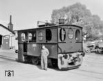 Der stolze Lokführer vor Lok 3 (Zweitbesetzung, Henschel, Baujahr 1927) der Plettenberger Kleinbahn in Plettenberg-Oberstadt. Die Lok wurde später an den DEV Bruchhausen-Vilsen verkauft. (25.05.1961) <i>Foto: Detlev Luckmann</i>