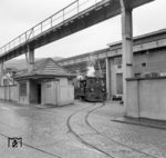 Lok 4 beim Bedienen des Werksanschluss der Firma H.B. Seissenschmidt in der Grünestraße in Plettenberg. Bereits 1956 forderte allerdings die Stadt Plettenberg als Hauptaktionär der Bahn ihre Stilllegung, da die Bahn selbst bereits über einen großen Fuhrpark an Lkw und Bussen verfügte und somit die Umstellung auf die Straße ehedem nur eine Frage der Zeit sei. 1962 wurde die Bahn dann stillgelegt, der letzte Zug fuhr am 17. Juli 1962. (27.05.1961) <i>Foto: Detlev Luckmann</i>