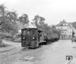 Lok 4 rumpelt mit aufgebockten Güterwagen durch die Grünestraße an der Haltestelle “Uhlandstraße” (früher “Kronprinz”) in Plettenberg. Die Bahn selbst hatte eine Spurweite von 1000mm und eine Streckenlänge von 12,5 km. (27.05.1961) <i>Foto: Detlev Luckmann</i>
