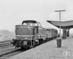 VL 46.02 (MaK, Baujahr 1958, Leistung 600 PS) mit einem Beiwagen als Personenzug nach Emmerthal im Bahnhof Vorwohle. (27.07.1961) <i>Foto: Detlev Luckmann</i>