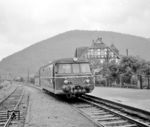 VT 6 (MAN, Baujahr 1955) der Vorwohle-Emmerthaler-Eisenbahn (VEE) im Bahnhof Bodenwerder-Kemnade. (27.07.1961) <i>Foto: Detlev Luckmann</i>
