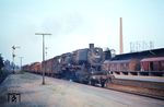 50 579 fährt mit einem Güterzug durch Bünde. (15.09.1965) <i>Foto: David Adams</i>