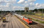 101 077 fährt mit IC 2229 (Kiel - Nürnberg) durch den Bahnhof Opladen. Links sind die Fortschritte der neuen Güterzugtrasse zu erkennen. Die neuen Gleise (von links nach rechts) sind die beiden Streckengleise der Bahnstrecke Gremberg - Duisburg-Wedau, das Gleis vor dem durchfahrenden IC wird das neue Überholungsgleis. (04.07.2016) <i>Foto: Joachim Bügel</i>