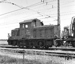 Hinter dieser kuriosen Diesellok steckt die am 30.10.1938 an RLM - Reichsluftfahrtministerium Berlin für den Seefliegerhorst Rechlin [Erprobungsstelle der Luftwaffe] ausgelieferte Wehrmachtslok "WL 352". In den 1940er noch von der Reichsbahn, später von der DB als "V 36 310" eingenummert, wurde die am 07.09.1952 ausgemusterte Lok in den Gerätepark des Schienenschleifzugs Hannover 1 als "9678" aufgenommen. Nach Abstellung des Schienenschleifzuges wurde sie am 05.10.1961 an die Westfälische Landes-Eisenbahn (WLE) verkauft und dort bis 1974 als "VL 0608" eingesetzt. Hinter der Lok hängt ein Wasserwagen, der den Zug begleitete, um die Schienen und die weitere Umgebung nach erfolgtem Schleifen nässen zu können, da das Schleifen unter umgünstigen Umständen Böschungsbrände verursachen konnte. (05.06.1959) <i>Foto: Joachim Claus</i>