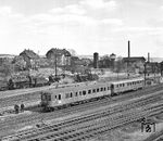 Ein VT 60 fährt aus dem Bahnhof Bebra aus. Im Hintergrund stehen zwei 56.2 sowie ein "Original" der pr. G 8.1. (21.04.1959) <i>Foto: Joachim Claus</i>
