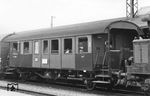 Der 1./2.-Klasse-Wagen "38988 Mü" (ex ABi bay23) hinter einer E 44 im Bahnhof Garmisch-Partenkirchen. (19.05.1959) <i>Foto: Joachim Claus</i>