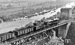 JZ 33-198 wurde im Februar 1943 von der Wiener Lokomotivfabrik (WLF) als 52 6686 an die RBD Wien geliefert. 1947 wurde sie von der Roten Armee nach Jugoslawien abgegeben und dort als 33-198 einsortiert. Das Bild entstand am Flussufer der Bosna bei Kostajnica (Doboj) an der Bahnstrecke Samac – Sarajevo. (1959) <i>Foto: Joachim Claus</i>
