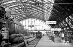 Eine Besonderheit des Kölner Hauptbahnhofs war die Möglichkeit, zwei Züge als Zugfahrt in dasselbe Gleis einzulassen, hier eine 38 und ein VT 33 im Gleis 4.  (1956) <i>Foto: Fischer</i>