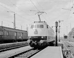 Die am 14.06.1965 abgelieferte E 03 001 in Augsburg. Die neue Lok wurde der Öffentlichkeit im Rahmen der Internationalen Verkehrsausstellung (IVA) mit Schnellfahrten von München nach Augsburg präsentiert. (07.1965) <i>Foto: Dieter Kempf</i>