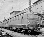 E 41 125 wurde am 16.09.1960 fabrikneu an das Bw Frankfurt/M-1 abgeliefert. Hier präsentiert sich die 5 Jahre alte Lok vor einem Nahverkehrszug in Augsburg Hbf. (07.1965) <i>Foto: Dieter Kempf</i>