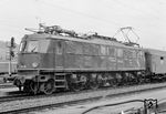 E 18 29 (Bw Nürnberg Hbf) ist mit einem Schnellzug in Würzburg Hbf eingetroffen. (22.10.1967) <i>Foto: Dieter Kempf</i>