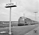 In flotter Fahrt hatte 220 075 vom Bw Hamm P wohl eine Wartungsklappe verloren. Hier erreicht sie den Bahnhof Porta an der Weser. (08.1968) <i>Foto: Dieter Kempf</i>
