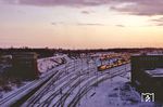 Winterliche Stimmung über dem Braunschweiger Rangierbahnhof, in dem eine 216 in der Abendsonne glänzt. (01.1975) <i>Foto: Uwe Knoblauch</i>