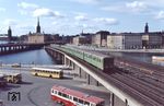 Eine oberirdisch fahrende U-Bahn auf der Norra Järnvägsbron vor der Stadkulisse an der Insel Riddarholmen in Stockholm. (24.05.1974) <i>Foto: Johannes Glöckner</i>