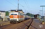 Mittlerweile ist auch die Düsseldorfer 111 134, die in Koblenz vom N 7546 auf den E 3530 wechselte (vgl. Bild-Nr. 35610) in Remagen eingetroffen. (09.07.1982) <i>Foto: Wolfgang Bügel</i>