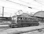 Erprobungsträger E 10 003 (Henschel/SSW mit Siemens Gummiringfeder-Antrieb) wurde am 10.12.1952 beim Bw Nürnberg Hbf in Dienst gestellt und steht hier im Frankfurter Hauptbahnhof. Bis auf eine fünfmonatige Diaspora in München vom Dezember 1953 bis April 1954 war sie ihre komplette Einsatzzeit in Nürnberg stationiert. Am 19.08.1976 wurde sie dort abgestellt und 28.10.1976 ausgemustert. (20.02.1960) <i>Foto: Joachim Claus</i>