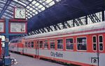 Die City-Bahn (CB) war eine Zuggattung im Nahverkehr, die die Deutsche Bundesbahn ab 1984 einführte, um Nebenstrecken attraktiver zu machen. Hierfür wurden alte n-Wagen ("Silberlinge") modernisiert und ein dichter Taktfahrplan eingeführt. Vorreiter war die Strecke Köln - Gummersbach - Meinerzhagen, hier mit einem von 218 137 geschobenen City-Bahnzug nach Marienheide in Köln Hbf. (23.03.1986) <i>Foto: Peter Schiffer</i>