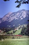 Zwischen Bludenz und Langen am Arlberg befördern eine ÖBB 1020 mit einer 1044 den Nostalgie-Orient-Express. (21.07.1989) <i>Foto: Peter Schiffer</i>