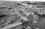 Ausfahrt der Pkws aus Dänemark aus dem Fährschiff "Deutschland" in Großenbrode Kai. Eineinhalb Jahre später wurde der Fährbahnhof mit Inbetriebnahme der Vogelfluglinie im Mai 1963 stillgelegt. (16.09.1961) <i>Foto: Walter Hollnagel</i>
