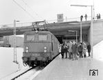 141 374 (Bw Frankfurt/M 1) mit einem S-Bahnzug im neuen Bahnhof Schwalbach Limesbahnhof. (22.12.1970) <i>Foto: Dieter Kempf</i>