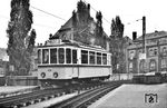 Tw 105 auf der „Zacke“, wie die Zahnradbahn zwischen den Stuttgarter Stadtteilen Heslach und Degerloch allgemein auch genannt wird, an der Haltestelle Marienplatz. (08.1956) <i>Foto: Kurt Eckert</i>