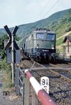 140 505 vom Bw Mannheim fährt auf der rechten Rheinseite bei Kaub mit einem Güterzug südwärts. (09.09.1982) <i>Foto: Joachim Bügel</i>