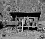 Lok 2 (Krauss & Co, Baujahr 1900) ergänzt ihre Vorräte in Mayrhofen. (23.08.1961) <i>Foto: Detlev Luckmann</i>
