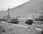 Lok 1 und Lok 3 begegnen sich im Bahnhof Jenbach, dem einzigen österreichischen Bahnhof mit drei unterschiedlichen Spurweiten. Hier treffen sich die normalspurige ÖBB, die 760-mm-Schmalspur der Zillertalbahn und die Meterspur der Achenseebahn. (23.08.1961) <i>Foto: Detlev Luckmann</i>