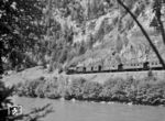 Ein Zug mit einer österreichischen 38.41 im 16 km lange Durchbruchtal der Enns zwischen Admont und Hieflau, wo der Fluss innerhalb dieser kurzen Strecke ein Gefälle von über 150 Metern ünerwinden muss. (26.08.1961) <i>Foto: Detlev Luckmann</i>