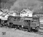 ÖBB 297.401 war die stärkste Zahnradbahn-Dampflokomotive der Welt. Mit einer Achsfolge von 1'F1' (je eine vor- und nachlaufende Achse und dazwischen sechs gekuppelte Antriebsachsen) entsprach sie ganz der Gigantomanie ihrer Entstehungszeit während des Zweiten Weltkriegs, war aber letztlich für ihren Einsatz am Erzberg überdimensioniert. Bemerkenswert ist vielleicht noch, dass die 1942 von der Deutschen Reichsbahn beschaffte Lok in vielen Bauteilen mit den deutschen Einheitsloks übereinstimmte. (26.08.1961) <i>Foto: Detlev Luckmann</i>