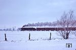 Durch die Winterlandschaft bei Vöhrum dampft eine 044 auf dem Weg nach Lehrte. (02.1976) <i>Foto: Uwe Knoblauch</i>