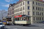 In der Georg-Schumann-Straße begegnet Tw 1464 dem offenen Tw 349 aus dem Jahr 1897. (17.07.2016) <i>Foto: Andreas Höfig</i>