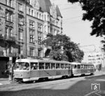 Tw 6420 und Tw 6419 auf der Linie 24 (Kubanske namesti – Ortenovo namesti) an der Haltestelle Strossmajerovo namesti in Prag. (10.08.1988) <i>Foto: Hans-Jürgen Trunk</i>