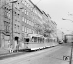 Straba 217 090 (Waggonbau Gotha, Baujahr 1961, Bauart TE 59) mit Beiwagen 267 007 und 267 056 auf der Linie 22 in der Veteranenstraße im Bezirk Berlin Mitte. (27.10.1987) <i>Foto: Hans-Jürgen Trunk</i>