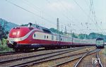 Der Zug wurde immer länger und passte am Ende doch nicht aufs Bild. 601 008/013 passiert als Dt 13424 aus Berchtesgaden die Laufacher Schiebelok 194 583. (14.09.1982) <i>Foto: Joachim Bügel</i>