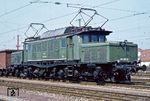 194 155 (AEG, Baujahr 1944) vor einem Güterzug in Freilassing. (19.09.1982) <i>Foto: Wolfgang Bügel</i>