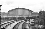 Ein mit Gleichstrom betriebener ET 171 verlässt den Hamburger Hauptbahnhof. Im S-Bahngleis stehen noch die Masten aus der Einphasenwechselstrom-Ära, die 1955 endete. (31.07.1956) <i>Foto: Kurt Eckert</i>