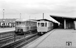 Ein Hochbahnzug nach Volksdorf trifft auf einen S-Bahnzug (ET 171 014) nach Blankenese im Bahnhof Barmbek. (31.07.1956) <i>Foto: Kurt Eckert</i>