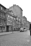 Blick in eine der wenigen Straßen am Brooksfleet, die ihren Vorkriegscharakter trotz der zahlreichen Bombenangriffe auf Hamburg erhalten konnte. Das was der Krieg nicht schaffte, wurde später dem Erdboden gleichgemacht. In vielen (west-)deutschen Städten war die Zerstörung des Stadtbildes durch den Wiederaufbau größer als das, was alliierte Bomber anrichteten. (31.07.1956) <i>Foto: Kurt Eckert</i>