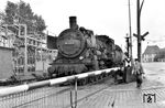 38 3019 (Bw Hamburg-Harburg) schiebt einen Wendezug nach Cuxhaven in Hamburg-Unterelbe. (01.08.1956) <i>Foto: Kurt Eckert</i>