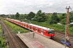 420 942 und 420 902 verlassen als LS 31889 nach Düsseldorf-Wehrhahn den Bahnhof Langenfeld. (27.07.2016) <i>Foto: Joachim Bügel</i>
